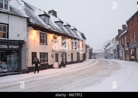 Coperta di neve strade che camminare e la guida pericolosa in un centro di Fordingbridge, New Forest, Hampshire, Regno Unito, 1 marzo 2018 durante il sistema meteo Storm Emma in tutta l'Inghilterra del sud. Foto Stock