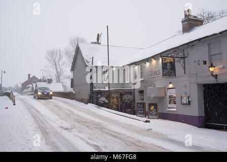 Coperta di neve strade che camminare e la guida pericolosa in un centro di Fordingbridge, New Forest, Hampshire, Regno Unito, 1 marzo 2018 durante il sistema meteo Storm Emma in tutta l'Inghilterra del sud. Foto Stock