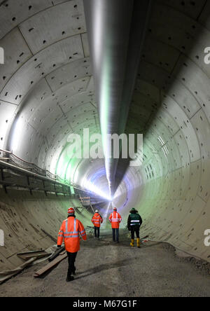 01 marzo 2018, Germania, Rastatt: Deutsche Bahn (Tedesco ferroviaria) i lavoratori e i rappresentanti della stampa in piedi nel tunnel est. Danni al nuovo sviluppo della linea Karlsruhe-Basel nel 2017 vide acqua e terra infiltrarsi nel sito. Con le tracce affondamento, una zona del tunnel ha dovuto essere sigillato con 2000 metri cubi di cemento utilizzando una macchina di foratura. Questi tappi di cemento ora vengono rimosse. Foto: Patrick Seeger/dpa Foto Stock