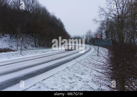 Plymouth, UK. 1 Marzo, 2018. A causa della neve da tempesta Emma una vettura sta lottando per arrivare fino in cima alla collina sulla strada principale tra Plympton e Plymstock in Plymouth. Credito: Simon Hurrell/Alamy Live News Foto Stock