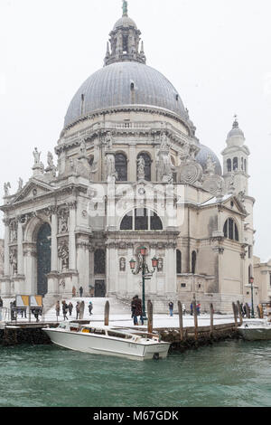 Venezia, Veneto, Italia 1 marzo 2018. Il maltempo oggi a Venezia con temperature sotto zero tra meno 3 e meno 2 e continua la caduta della neve durante tutta la giornata causato dalla Bestia da est o il Siberiano parte anteriore dalla Russia spazzare in tutta l'Europa. Foto Stock