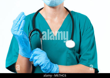 Medico chirurgo preparando per l'operazione chirurgica, indossa guanti e maschera sterile Foto Stock