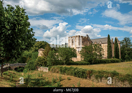 Vista panoramica di Allemagne-en-Provence Castello, vicino al villaggio dello stesso nome. Situato nella regione della Provenza, Francia sudorientale. Foto Stock