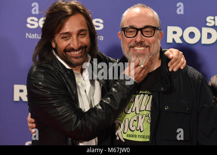 Madrid, Spagna. 28 Feb, 2018. Il cantante spagnolo Antonio Carmona (sinistra) e il regista spagnolo Alex de la Iglesia pongono per media durante un photocall per la premiere di 'Sin Rodeos' al cinema Capitol di Madrid. Credito: Jorge Sanz/Pacific Press/Alamy Live News Foto Stock