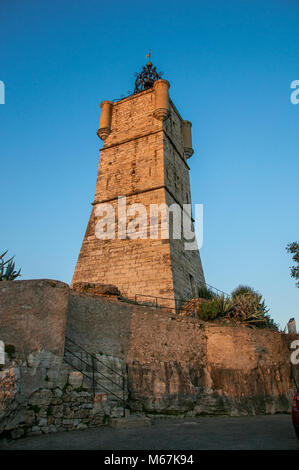 Vista della torre dell orologio sulla sommità della collina che domina tutta la graziosa città di Draguignan. Situato nella regione della Provenza, Francia sudorientale. Foto Stock