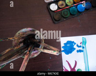 Acquerelli e spazzole vista dall'alto sulla scrivania Foto Stock