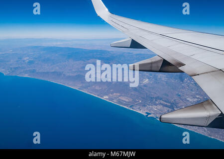 Vista aerea della spiaggia di Los Angeles County in un aereo posto al finestrino Foto Stock