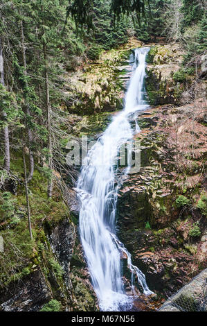 Un torrente di montagna con una cascata in Monti dei Giganti in Polonia Foto Stock