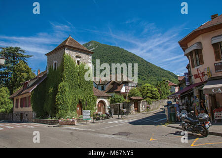 Street nel villaggio di Menthon-Saint-Bernard, nei pressi del lago di Annecy. Un luogo incantevole presso il dipartimento dell'Alta Savoia, a sud-est della Francia. Foto Stock