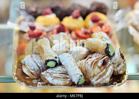 Dolci italiani dessert cremosi dolci con cannoli siciliani e sfogliatelle napoletane Foto Stock