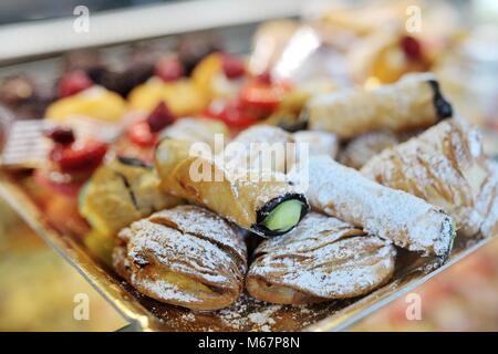 Dolci deliziosi dessert italiano sfoglia con cannoli siciliani e sfogliatelle napoletane Foto Stock