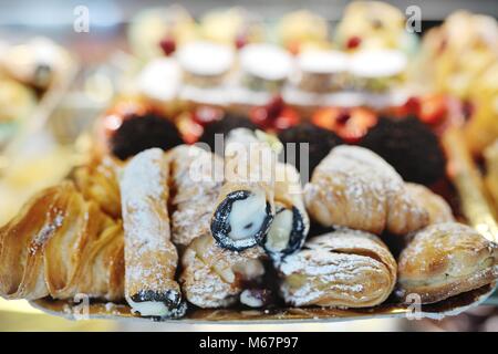 Italiani dolci di pasticceria con cannoli siciliani e sfogliatelle napoletane Foto Stock