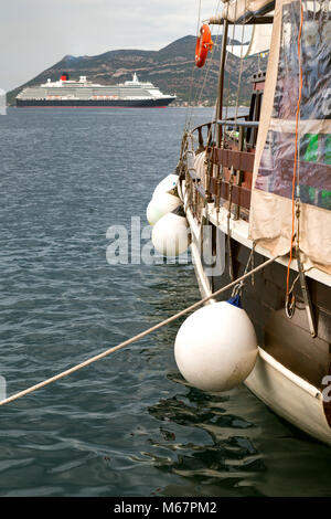 Barche in porto a Korcula con liner Cunard Queen Victoria ancorate al di fuori. Foto Stock