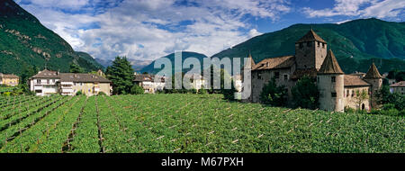 Castel Mareccio, è un castello situato nel centro storico di Bolzano, Alto Adige, Italia settentrionale Foto Stock