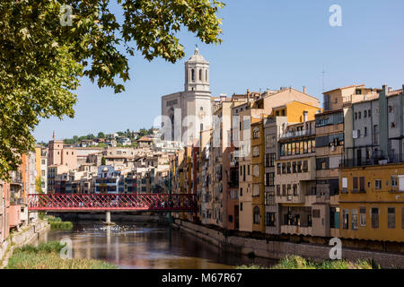 Vista del Castello, Pont de les Peixateries Velles Bridge e gli edifici colorati lungo il fiume Onyar, Girona, Catalogna, Spagna Foto Stock