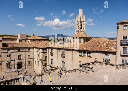 Centro storico di Girona è skyline con Basilica de San Feliu in background, Catalogna, Spagna Foto Stock