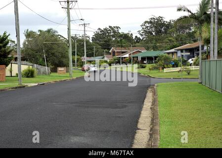 In data 27 Feb 2018 in Coffs Harbour, Nuovo Galles del Sud. Ampia vista della città australiana street. Australian street, sentiero, prato, case in day time. Foto Stock