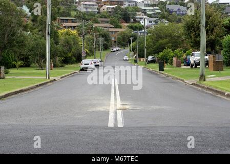 In data 27 Feb 2018 in Coffs Harbour, Nuovo Galles del Sud. Ampia vista della città australiana street. Australian street, sentiero, prato, case in day time. Foto Stock