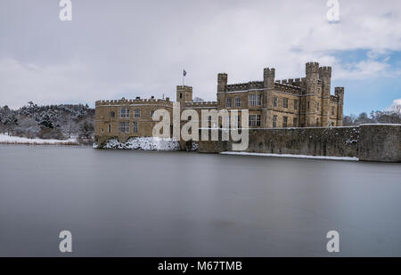 Scene invernali al Castello di Leeds, Kent, Regno Unito come "la bestia da est' tempesta di neve colpisce il weald Foto Stock