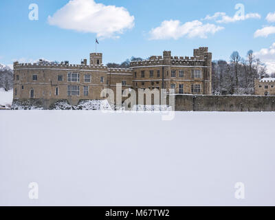 Scene invernali al Castello di Leeds, Kent, Regno Unito come "la bestia da est' tempesta di neve colpisce il weald Foto Stock
