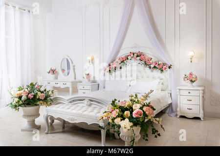 Lusso decorate luminoso interiore camera da letto Foto Stock