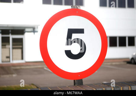 A 5 mph segno di velocità in Haverhill, Suffolk Foto Stock