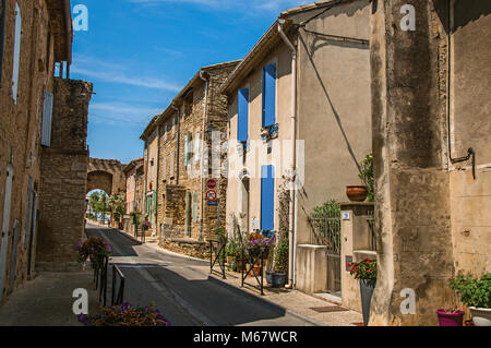 Street view con case di pietra nel centro della città di Chateauneuf-du-Pape borgo. Vicino a Avignon, regione della Provenza, Francia sudorientale. Foto Stock