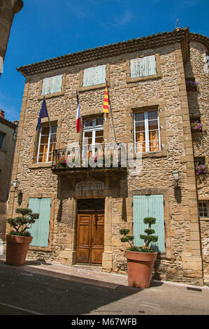 Street con il Municipio (Hotel de Ville) edificio in Chateauneuf du Pape. Vicino a Avignon, dipartimento di Vaucluse, regione della Provenza, Francia sudorientale. Foto Stock