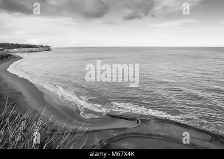 Il mare in tempesta e onde increspato immagine in bianco e nero di Broadstairs costa, Kent, Regno Unito Foto Stock