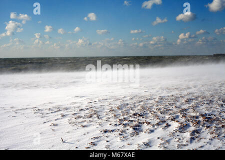 Condizioni di Blizzard sulla spiaggia di ciottoli in Hastings, East Sussex, Regno Unito Foto Stock