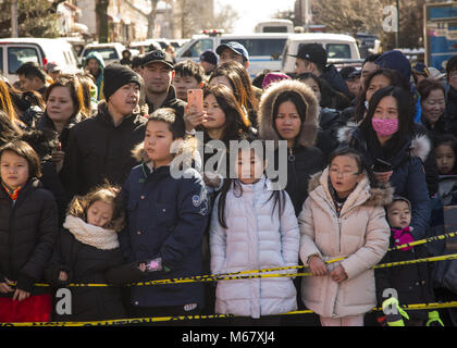 Gli americani cinesi escono per divertirsi e partecipare al Capodanno cinese in Brooklyn, New York Chinatown in Sunset Park Brooklyn. Foto Stock