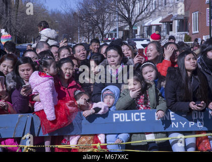 Gli americani cinesi escono per divertirsi e partecipare al Capodanno cinese in Brooklyn, New York Chinatown in Sunset Park Brooklyn. Foto Stock