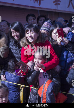 Gli americani cinesi escono per divertirsi e partecipare al Capodanno cinese in Brooklyn, New York Chinatown in Sunset Park Brooklyn. Foto Stock