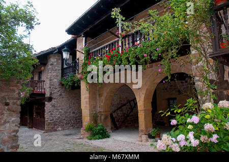 Casa Tradizionale, chiamato casona. Barcena Mayor, Cantabria, Spagna. Foto Stock