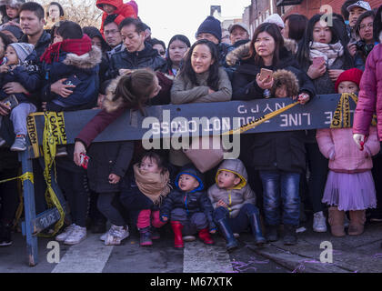 Gli americani cinesi escono per divertirsi e partecipare al Capodanno cinese in Brooklyn, New York Chinatown in Sunset Park Brooklyn. Foto Stock