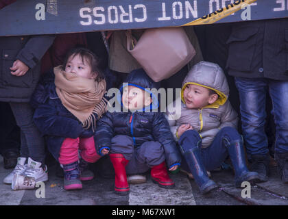 Gli americani cinesi escono per divertirsi e partecipare al Capodanno cinese in Brooklyn, New York Chinatown in Sunset Park Brooklyn. Foto Stock