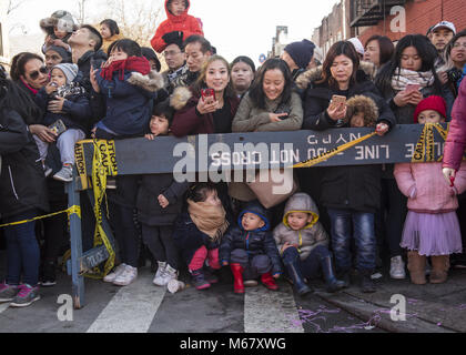 Gli americani cinesi escono per divertirsi e partecipare al Capodanno cinese in Brooklyn, New York Chinatown in Sunset Park Brooklyn. Foto Stock