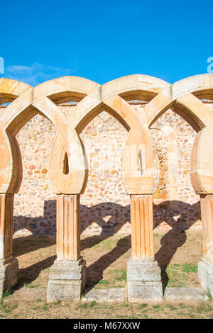 Gli archi del chiostro. San Juan de Duero monastero, Soria, Spagna. Foto Stock