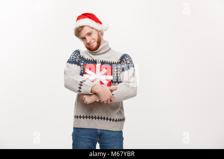 Concetto di natale - Happy giovane uomo con la barba porta presente isolato su sfondo bianco. Foto Stock