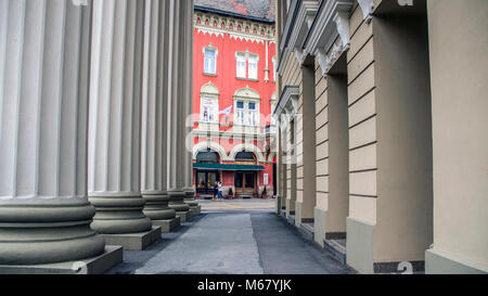 SUBOTICA, Vojvodina, SERBIA - Una vista sulla piazza della Libertà, situato nel centro della città, tra i pilastri di supporto del Teatro Nazionale Foto Stock