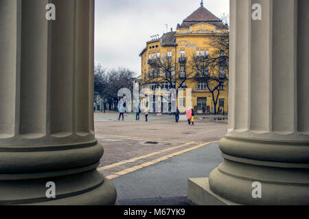 SUBOTICA, Vojvodina, SERBIA - Una vista sulla piazza della Libertà, situato nel centro della città, tra i pilastri di supporto del Teatro Nazionale Foto Stock