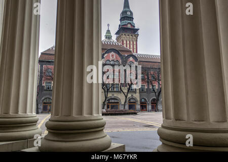 SUBOTICA, Vojvodina, SERBIA - Una vista sulla piazza della Libertà, situato nel centro della città, tra i pilastri di supporto del Teatro Nazionale Foto Stock