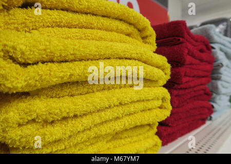Pile di asciugamani colorati in vendita Foto Stock