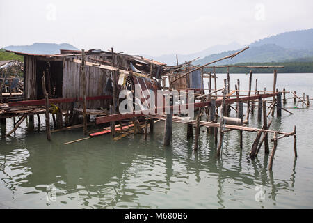 Abbandonato nel villaggio di pescatori sulla Ko Isola Chang, Thailandia. Foto Stock