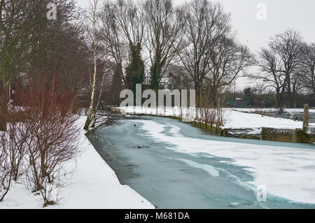 Il nuovo Frozen River a Woodberry zone umide, North London UK, nel freddo intenso snap di inizio 2018 Foto Stock