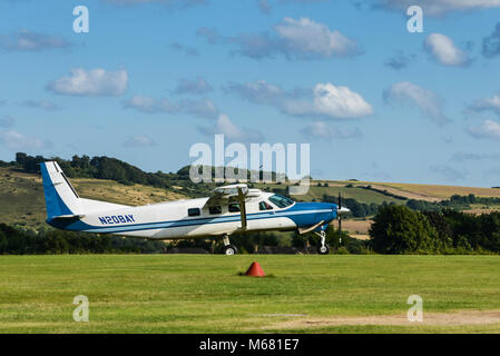 Un Cessna 208 Caravan Taking off at Old Sarum Airfield, Salisbury, Wiltshire, Regno Unito Foto Stock