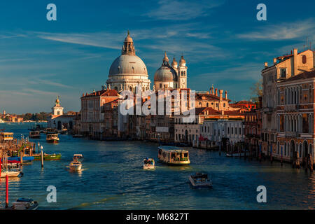 Guardando fuori verso Venezia iconici di Santa Maria della Salute la chiesa dal ponte dell'Accademia Foto Stock