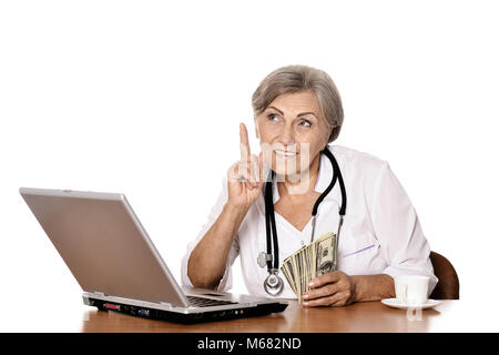 Medico donna seduta con il computer portatile Foto Stock