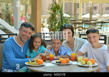 Famiglia avente insieme per la prima colazione Foto Stock