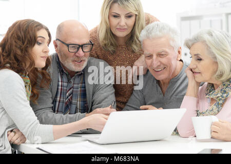 Coppie senior utilizzando laptop Foto Stock